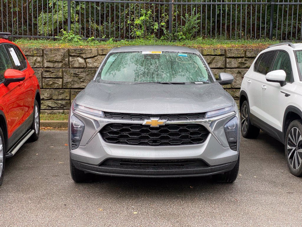 Used 2025 Chevrolet Trax LS w/ LS Convenience Package FWD image 2