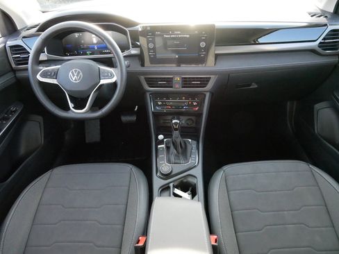 Certified 2025 Volkswagen Taos SE image 10