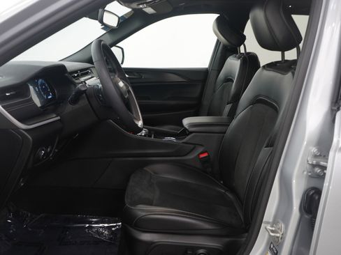 Used 2024 Jeep Grand Cherokee Altitude image 15