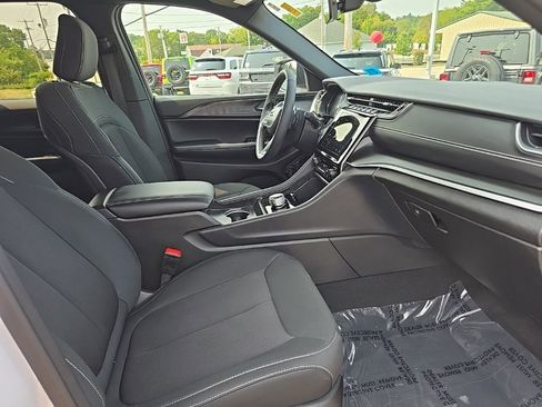 Certified 2025 Jeep Grand Cherokee Laredo X image 11