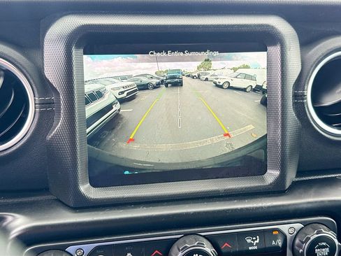 Used 2022 Jeep Wrangler Unlimited Sahara w/ Cold Weather Group AWD/4WD image 15