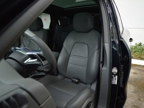 Used 2023 Porsche Cayenne Platinum Edition image 22