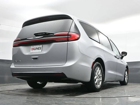 Used 2024 Chrysler Pacifica Touring-L FWD image 21