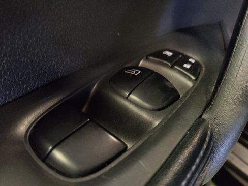 Used 2020 Nissan Rogue S FWD image 27
