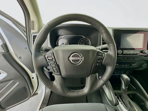 Used 2024 Nissan Frontier SV w/ SV Convenience Package image 11