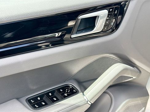 Used 2019 Porsche Cayenne Base image 19