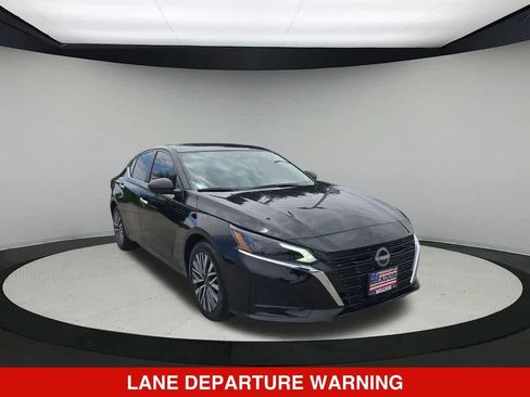 Used 2025 Nissan Altima 2.5 SV FWD image 8