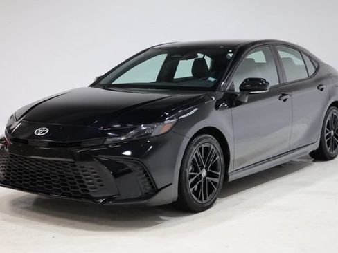 Used 2025 Toyota Camry SE FWD image 3