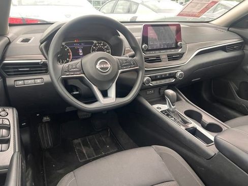 Used 2025 Nissan Altima 2.5 SV FWD image 12