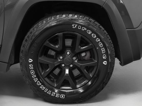 Used 2015 Jeep Cherokee Trailhawk w/ Comfort/Convenience Group AWD/4WD image 17