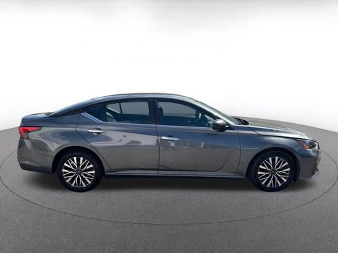 Used 2025 Nissan Altima 2.5 SV FWD image 15