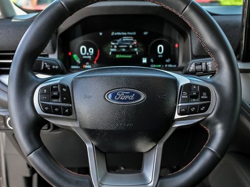 Used 2025 Ford Explorer Active AWD/4WD image 21