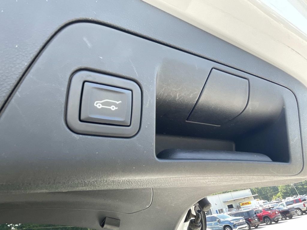 Used 2022 Buick Envision Essence w/ Technology Package I FWD image 12