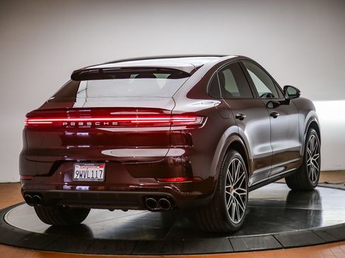 Certified 2025 Porsche Cayenne Coupe AWD/4WD image 7