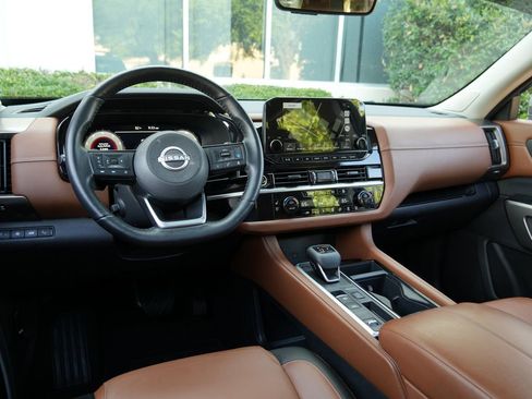 Used 2023 Nissan Pathfinder Platinum FWD image 5