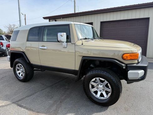 Used 2014 Toyota FJ Cruiser 4WD w/ Upgrade Package image 13