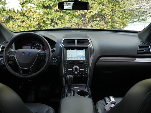 Used 2018 Ford Explorer Limited image 10