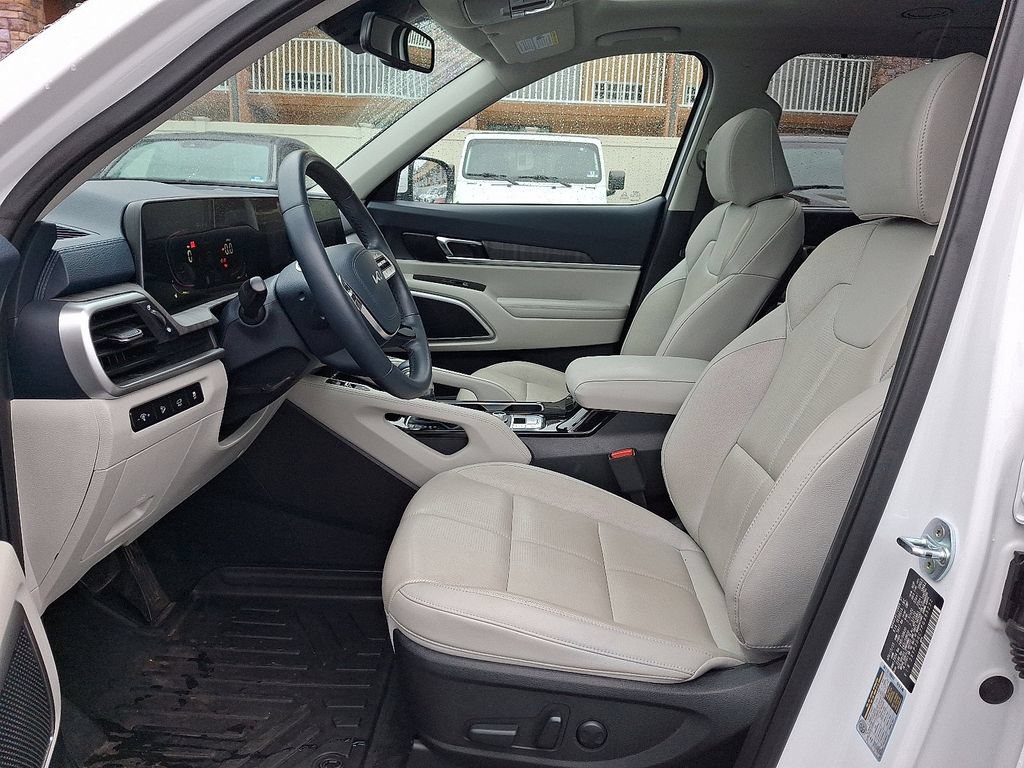 Used 2023 Kia Telluride EX w/ EX Captain's Chair Package AWD/4WD image 14