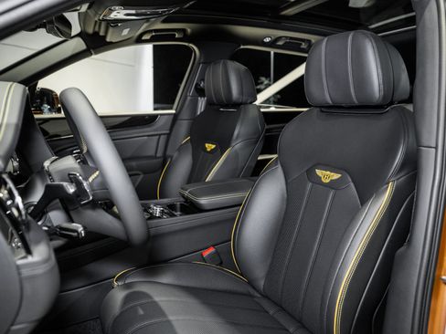 Used 2025 Bentley Bentayga image 20