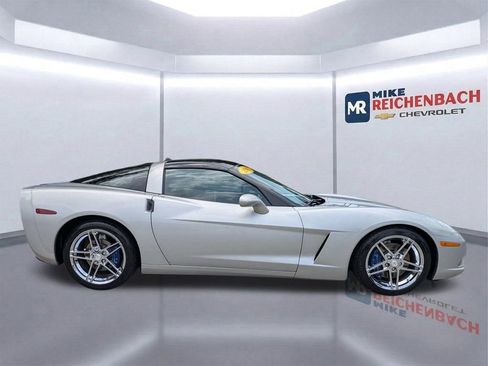 Used 2005 Chevrolet Corvette Coupe w/ Preferred Equipment Group RWD image 3