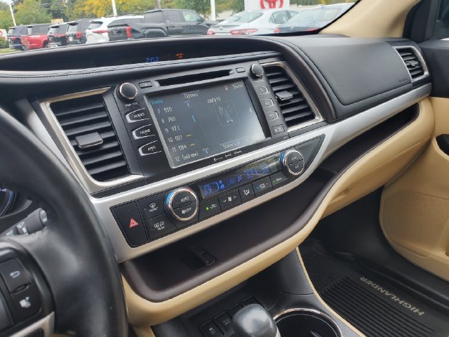 Used 2017 Toyota Highlander XLE AWD/4WD image 25