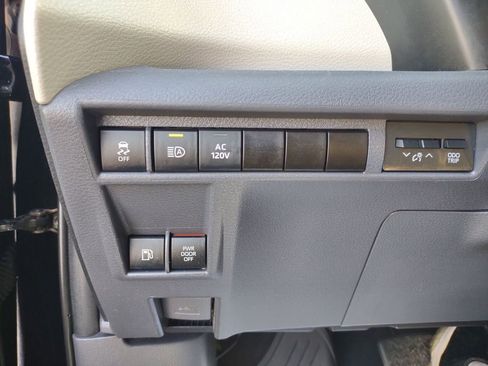 Used 2021 Toyota Sienna Limited image 39