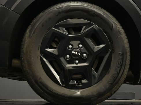 Used 2025 Kia Carnival FWD image 12