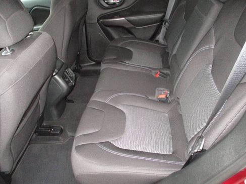 Used 2019 Jeep Cherokee Latitude w/ Popular Appearance Group AWD/4WD image 9
