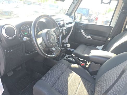 Used 2012 Jeep Wrangler Unlimited Rubicon AWD/4WD image 13