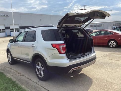 Used 2017 Ford Explorer XLT w/ Equipment Group 202A AWD/4WD image 15