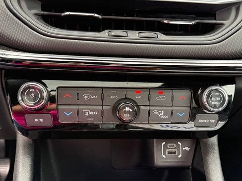 Used 2025 Jeep Compass Limited w/ Sun & Sound Group AWD/4WD image 24