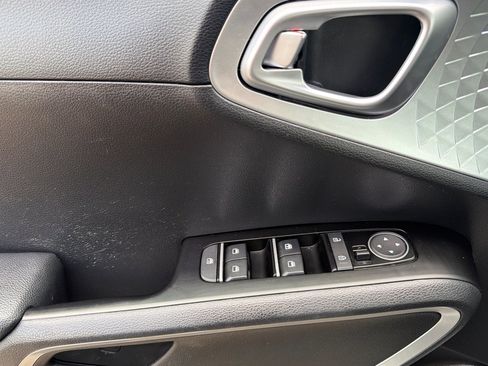 Used 2025 Kia Soul LX w/ LX Technology Package FWD image 11