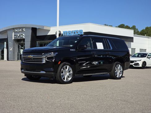 Used 2024 Chevrolet Suburban High Country w/ Advanced Technology Package image 3