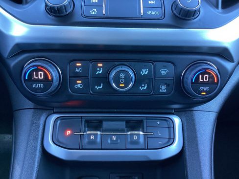 Used 2023 GMC Acadia SLT image 22