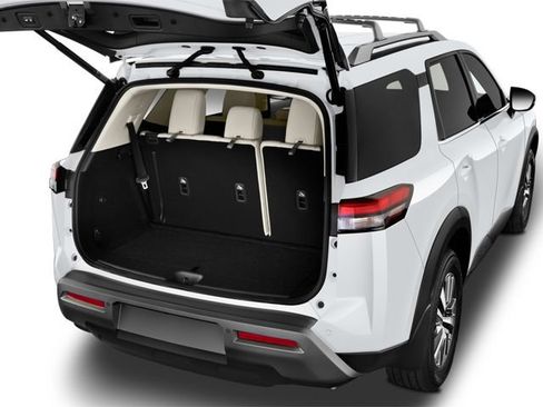 Used 2025 Nissan Pathfinder Platinum w/ Cargo Package FWD image 7