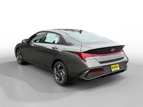 New 2025 Hyundai Elantra SEL image 3