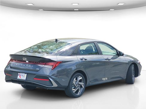 New 2025 Hyundai Elantra SEL image 9