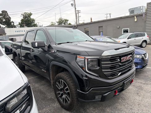 Used 2023 GMC Sierra 1500 AT4 w/ Technology Package AWD/4WD image 4