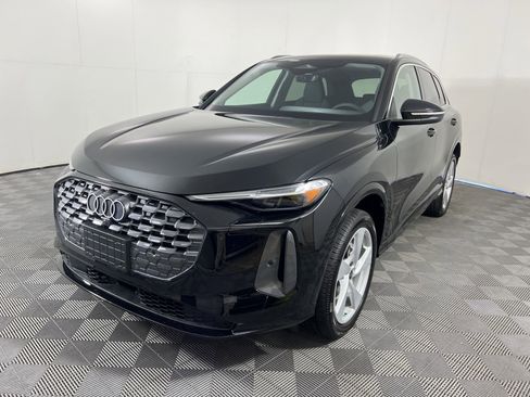 Certified 2025 Audi Q5 2.0T Premium Plus w/ Premium Plus image 3