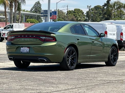 Used 2018 Dodge Charger SXT w/ Blacktop Package RWD image 3
