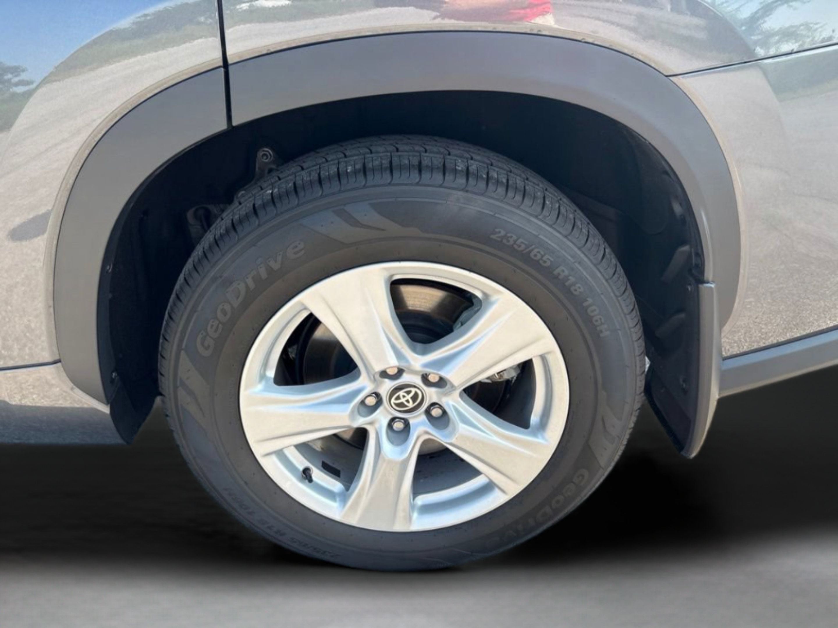 Used 2025 Toyota Highlander LE FWD image 28