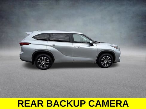 Used 2023 Toyota Highlander XLE AWD/4WD image 7