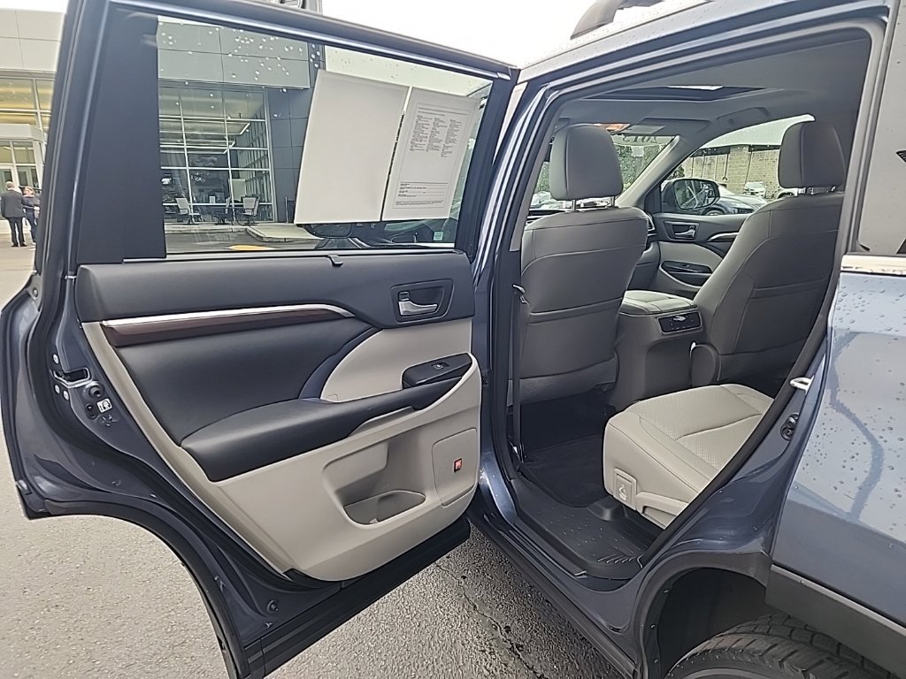 Used 2015 Toyota Highlander Limited AWD/4WD image 16
