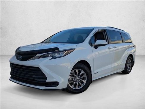 Certified 2021 Toyota Sienna LE image 1