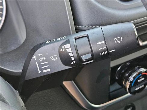 Used 2025 Nissan Rogue SV AWD/4WD image 16