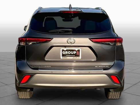 Used 2022 Toyota Highlander Platinum FWD image 5