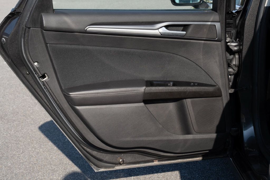 Used 2016 Ford Fusion SE FWD image 11