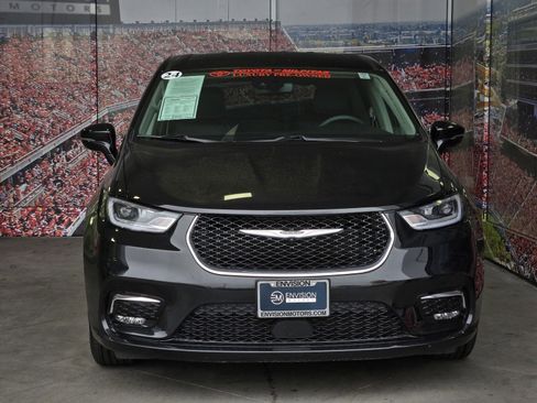 Used 2024 Chrysler Pacifica Touring-L image 3