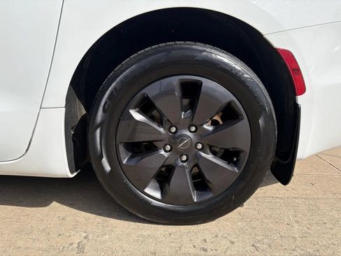Used 2019 Chrysler Pacifica Touring-L w/ S Appearance Package FWD image 9