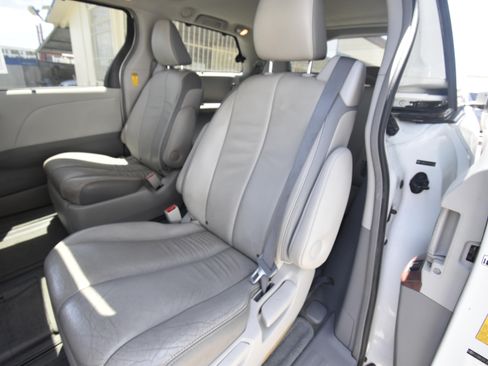 Used 2013 Toyota Sienna Limited AWD/4WD image 8